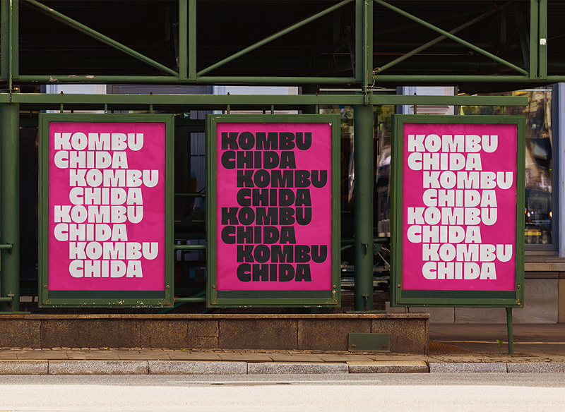 Carteles rosas de Kombuchida en la calle